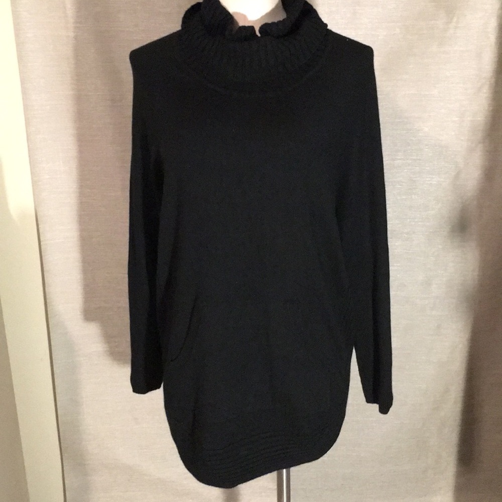 Turtleneck, curved hem soft black longsleeve tunic